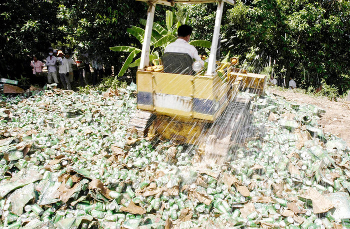 Những thùng bia giả được Trung Quốc làm y như thật khiến lực lượng chức năng Campuchia phải dùng xe lu lăn bẹp Những thùng bia giả được Trung Quốc làm y như thật khiến lực lượng chức năng Campuchia phải dùng xe lu lăn bẹp