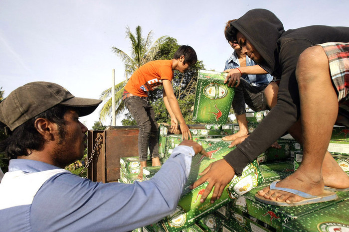 Bia rượu, mỹ phẩm, quần áo, thuốc lá là mặt hàng được làm giả nhiều nhất, mẫu mã y chang hàng thật ở các nước khác Bia rượu, mỹ phẩm, quần áo, thuốc lá là mặt hàng được làm giả nhiều nhất, mẫu mã y chang hàng thật ở các nước khác