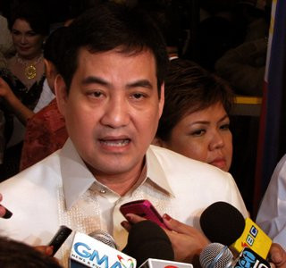 Người phát ngôn Phủ Tổng thống Philippines, ông Edwin Lacierda cũng phải lên tiếng trước sự áp đặt phi lý, chụp mũ từ giới chức và truyền thông nhà nước Bắc Kinh