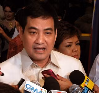 Người phát ngôn Phủ Tổng thống Philippines, ông Edwin Lacierda cũng phải lên tiếng trước sự áp đặt phi lý, chụp mũ từ giới chức và truyền thông nhà nước Bắc Kinh