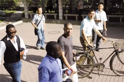 Em trai Tổng thống Obama đến giao lưu nói chuyện với gần 500 giảng viên và sinh viên trường đại học Kinh tế thương mại