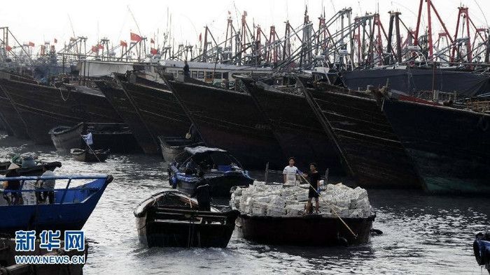 Tàu cá Trung Quốc cập bờ tránh bão (hình minh họa) Tàu cá Trung Quốc cập bờ tránh bão (hình minh họa)
