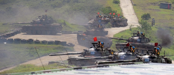 Lực lượng tăng thiết giáp chiếm lĩnh trận địa