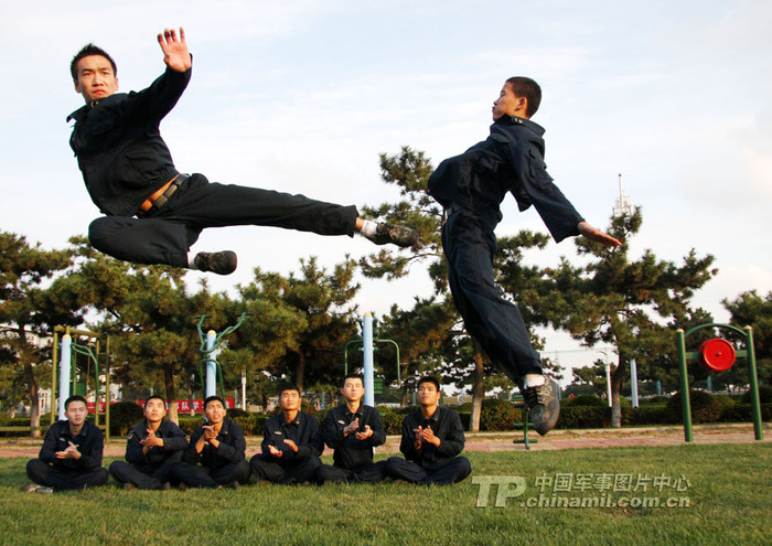 Một đơn vị thuộc hạm đội Bắc Hải, Trung Quốc huấn luyện quyền cước Thiếu Lâm cho binh sĩ Một đơn vị thuộc hạm đội Bắc Hải, Trung Quốc huấn luyện quyền cước Thiếu Lâm cho binh sĩ
