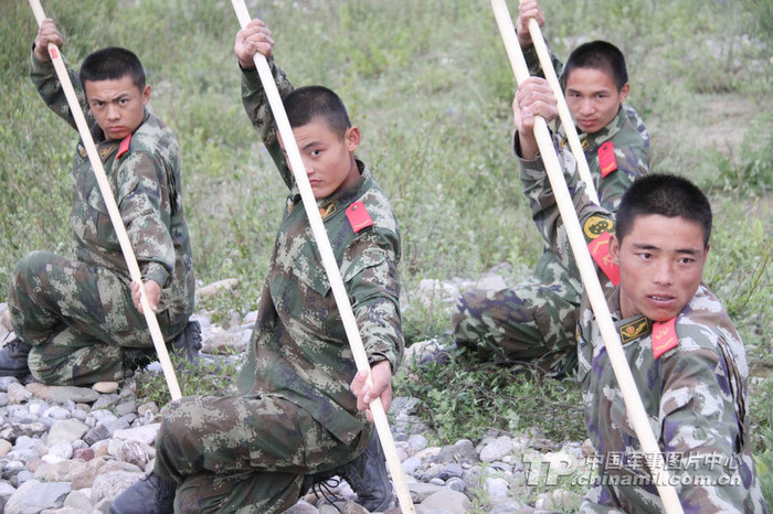 Lính mới tập côn pháp Thiếu Lâm Lính mới tập côn pháp Thiếu Lâm