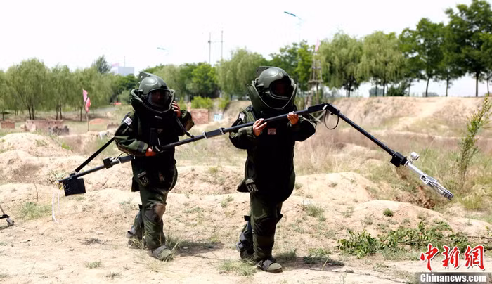 Thiết bị, khí tài dò bom mìn