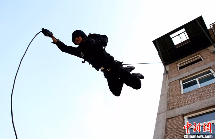 Đặc nhiệm chống khủng bố "đổ bộ"