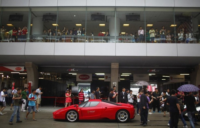 Rất nhiều phóng viên, người yêu thích siêu xe đã có mặt để ngắm nhìn siêu xe của thiên hạ Rất nhiều phóng viên, người yêu thích siêu xe đã có mặt để ngắm nhìn siêu xe của thiên hạ