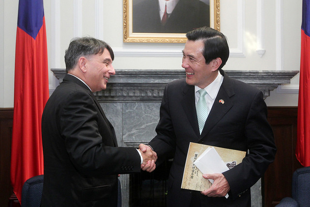 Đại diện ngoại giao cao cấp nhất của Mỹ thường trú tại Đài Loan, William A. Stanton (tương đương Đại sứ) gặp gỡ nhà lãnh đạo Đài Loan vừa tái đắc cử, ông Mã Anh Cửu. Sự hiện diện của ông William A. Stanton và AIT - cơ quan đại diện ngoại giao Mỹ tại Đài Loan cho thấy Washington đang nắm rất chắc vị trí, ảnh hưởng của mình ở eo biển này Đại diện ngoại giao cao cấp nhất của Mỹ thường trú tại Đài Loan, William A. Stanton (tương đương Đại sứ) gặp gỡ nhà lãnh đạo Đài Loan vừa tái đắc cử, ông Mã Anh Cửu. Sự hiện diện của ông William A. Stanton và AIT - cơ quan đại diện ngoại giao Mỹ tại Đài Loan cho thấy Washington đang nắm rất chắc vị trí, ảnh hưởng của mình ở eo biển này