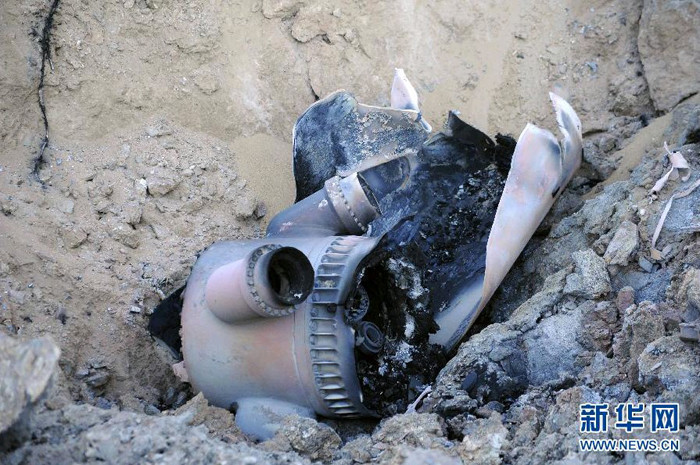 Cận cảnh mảnh vỡ tháp thoát hiểm bị phá hủy khi rơi với tốc độ cao trong bầu khí quyển Cận cảnh mảnh vỡ tháp thoát hiểm bị phá hủy khi rơi với tốc độ cao trong bầu khí quyển