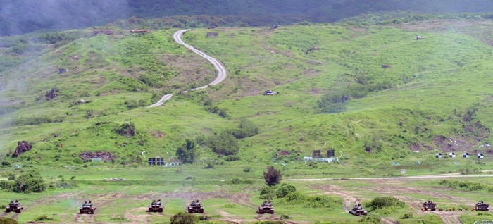 Thao trường tập trận chiều sâu khoảng 2000 m nên không thể đưa dàn tên lửa xe kéo ra "thử đạn"