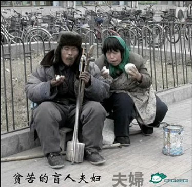 Hai vợ chồng mù lòa dắt díu nhau xin ăn qua ngày