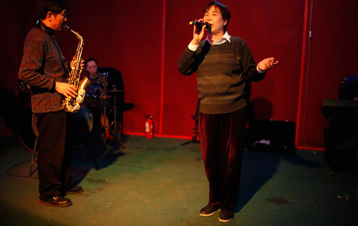 Những phòng bar dành cho người đồng tính là nơi ông hay lui tới vì ở đó ông tìm được bạn, những người cùng hội cùng thuyền với mình