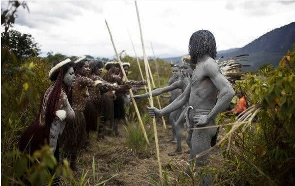 Tham gia cuộc diễn tập quân sự quy mô lớn thường niên có cả những người phụ nữ thổ dân Tham gia cuộc diễn tập quân sự quy mô lớn thường niên có cả những người phụ nữ thổ dân