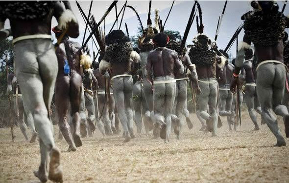 Những người đàn ông thổ dân Indonesia tham gia diễn tập quân sự Những người đàn ông thổ dân Indonesia tham gia diễn tập quân sự