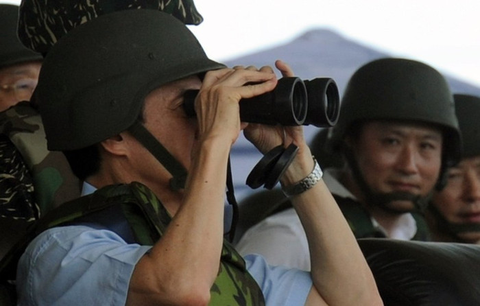 Ông Mã Anh Cửu theo dõi các cánh quân tham gia diễn tập từ trên đài quan sát