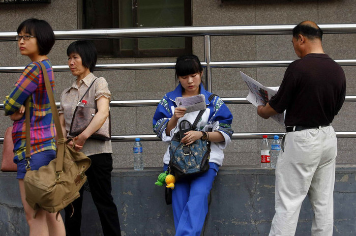 Các thí sinh đến sớm tránh tắc đường, tranh thủ ôn lại kiến thức Các thí sinh đến sớm tránh tắc đường, tranh thủ ôn lại kiến thức