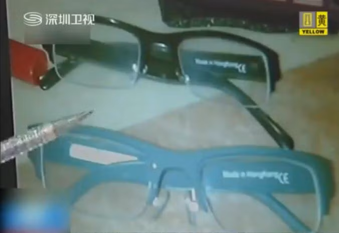 Kính mắt cũng trở thành phao thi, với những thiết bị tinh vi như thế này, giám thị cũng khó lòng đối phó nổi với thí sinh