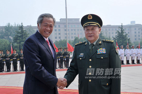 Tướng Lương Quang Liệt vui vẻ tiếp Bộ trưởng Quốc phòng Singapore đang ở thăm Bắc Kinh Tướng Lương Quang Liệt vui vẻ tiếp Bộ trưởng Quốc phòng Singapore đang ở thăm Bắc Kinh