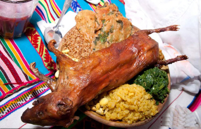 Một con chuột chiên vàng được bày cùng với các món ăn kèm Một con chuột chiên vàng được bày cùng với các món ăn kèm