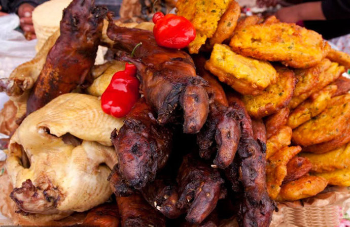 Chuột quay được xếp cùng thịt gà và một số loại thức ăn chiên, rán khác Chuột quay được xếp cùng thịt gà và một số loại thức ăn chiên, rán khác