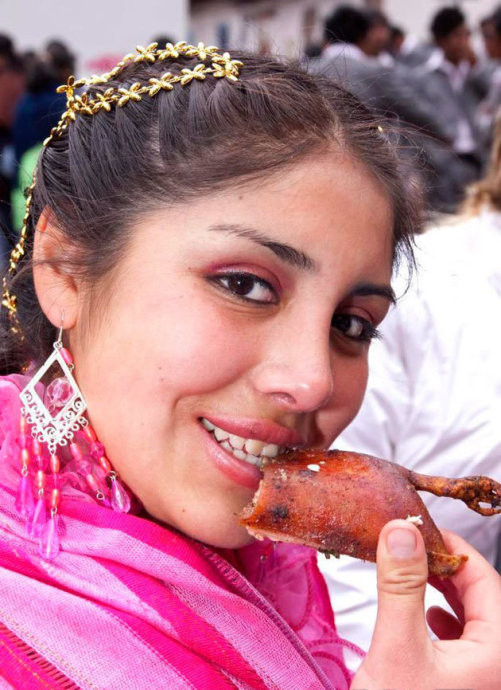 Một phụ nữ Peru thưởng thức món chuột quay Một phụ nữ Peru thưởng thức món chuột quay