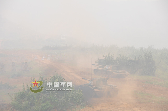 Lực lượng tăng thiết giáp cơ động trên thao trường