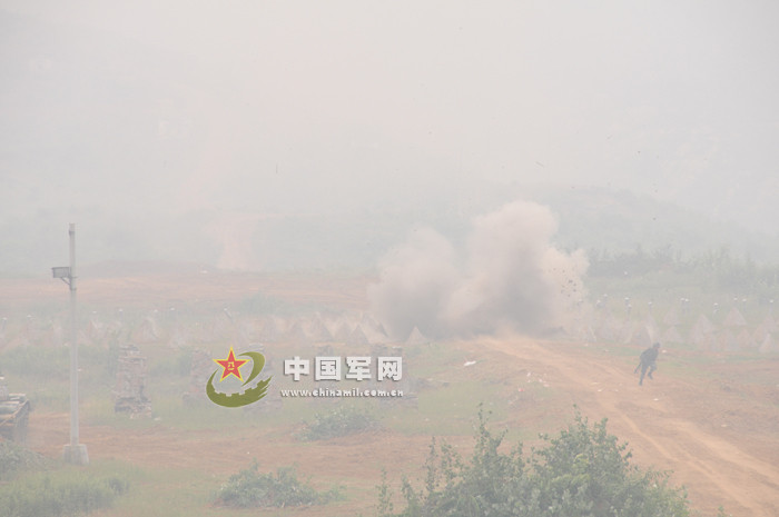 Bộ binh thực hành xung phong dưới làn hỏa lực