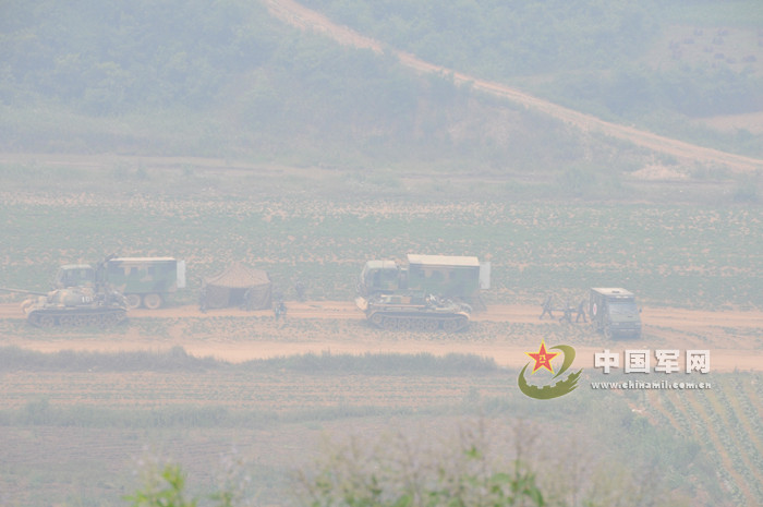 Xe vận tải quân sự đổ quân