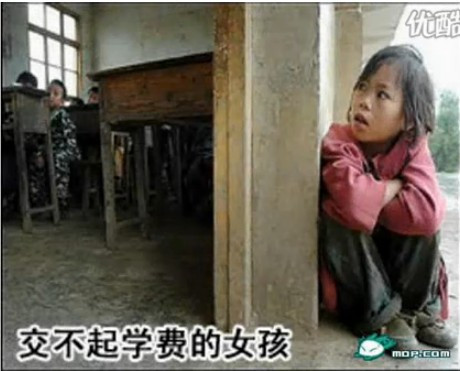 Chỉ vì bố mẹ không đóng nổi học phí, đành phải ngồi ngoài kiếm "chữ rơi, chữ vãi"