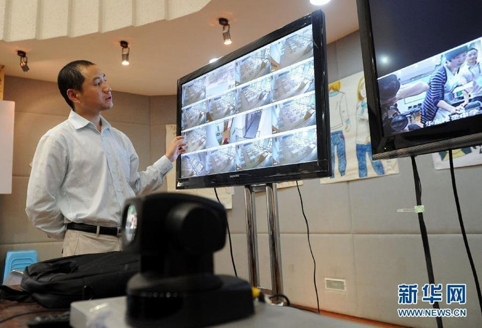 Camera 360 độ được lắp đặt trên 94% tổn số phòng thi nhằm không bỏ sót một góc chết nào, nhất cử nhất động của thí sinh và giám thị đều bị giám sát và được ghi lại Camera 360 độ được lắp đặt trên 94% tổn số phòng thi nhằm không bỏ sót một góc chết nào, nhất cử nhất động của thí sinh và giám thị đều bị giám sát và được ghi lại