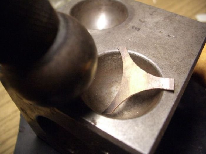 Đưa vào khuôn bán cầu Đưa vào khuôn bán cầu