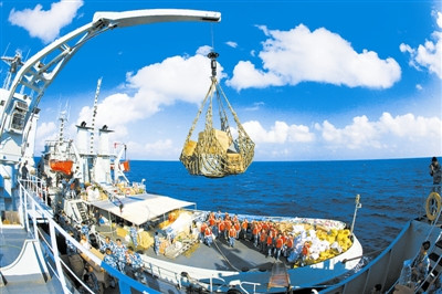 Trong các chuyến hàng cung cấp cho lực lượng quân sự đồn trú trái phép tại Trường Sa, hải quân Trung Quốc tăng cường lắp đặt các máy phát điện mới và hệ thống kho lạnh bảo quản thực phẩm Trong các chuyến hàng cung cấp cho lực lượng quân sự đồn trú trái phép tại Trường Sa, hải quân Trung Quốc tăng cường lắp đặt các máy phát điện mới và hệ thống kho lạnh bảo quản thực phẩm