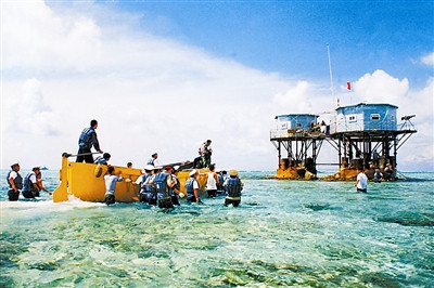 Lực lượng binh lính Trung Quốc vận chuyển hàng tiếp tế vào một chòi quân sự trái phép xây dựng trên đá nổi nằm trong quần đảo Trường Sa của Việt Nam, ảnh chụp trước đây Lực lượng binh lính Trung Quốc vận chuyển hàng tiếp tế vào một chòi quân sự trái phép xây dựng trên đá nổi nằm trong quần đảo Trường Sa của Việt Nam, ảnh chụp trước đây