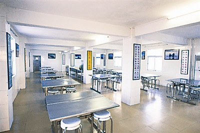 Hệ thống nhà ăn của binh lính hải quân Trung Quốc xây dựng trái phép tại một điểm đảo ở Trường Sa Hệ thống nhà ăn của binh lính hải quân Trung Quốc xây dựng trái phép tại một điểm đảo ở Trường Sa