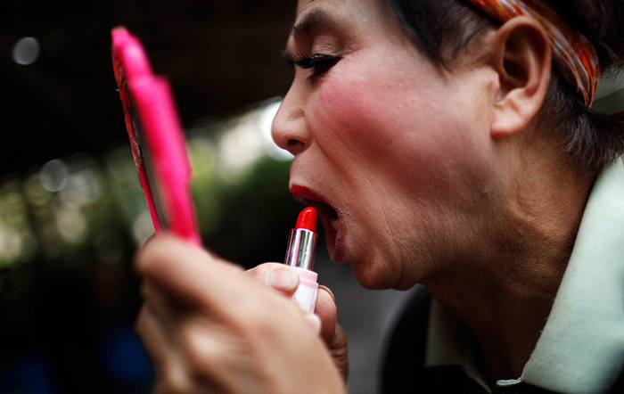 Những người đàn ông đồng tính thường rất thích son phấn, nước hoa, trang điểm lòe loẹt