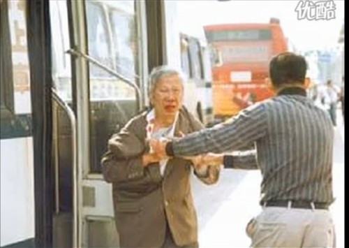 Không có tiền, một bà lão bị lôi xuống xe