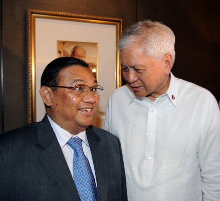 Ngoại trưởng Philippines và Myanma trao đổi quan điểm xung quanh vấn đề biển Đông trong chuyến công du Philippines của ông U Wunna Maung Lwin Ngoại trưởng Philippines và Myanma trao đổi quan điểm xung quanh vấn đề biển Đông trong chuyến công du Philippines của ông U Wunna Maung Lwin