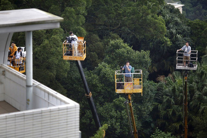 Cánh phóng viên báo chí cũng nhanh chóng có mặt Cánh phóng viên báo chí cũng nhanh chóng có mặt