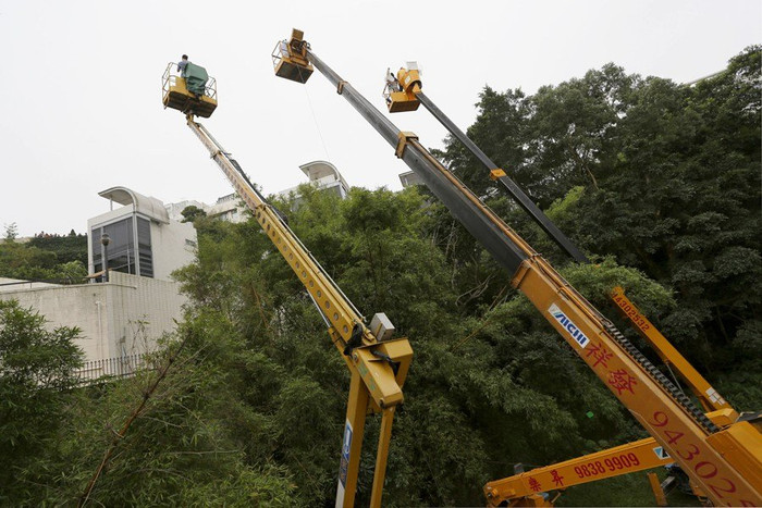 3 cần cẩu đưa lực lượng chức năng cắt tum nhà Trưởng đặc khu 3 cần cẩu đưa lực lượng chức năng cắt tum nhà Trưởng đặc khu