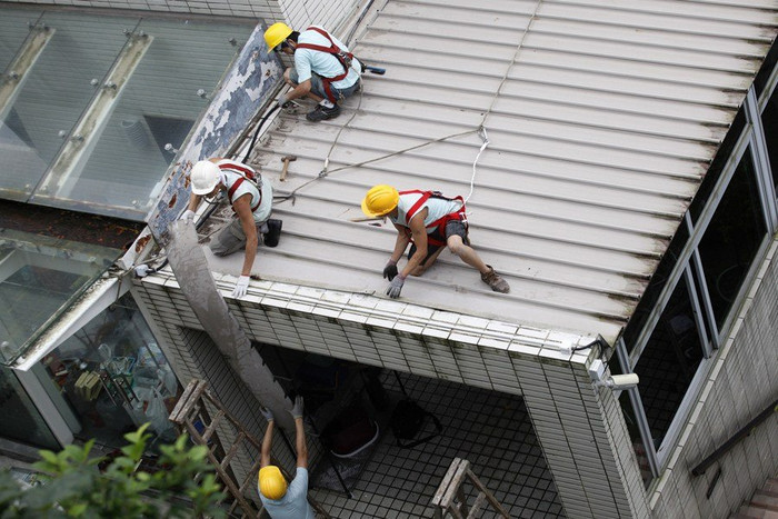Lực lượng nhân viên tháo dỡ phần vi phạm nhà ông Lương Chấn Anh Lực lượng nhân viên tháo dỡ phần vi phạm nhà ông Lương Chấn Anh