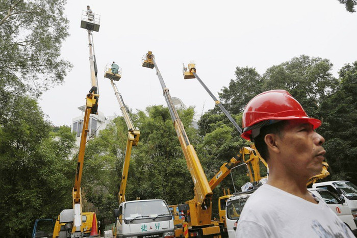 Công việc cưỡng chế tháo dỡ diễn ra suôn sẻ và không vấp phải sự phản đối nào từ chủ nhà Công việc cưỡng chế tháo dỡ diễn ra suôn sẻ và không vấp phải sự phản đối nào từ chủ nhà