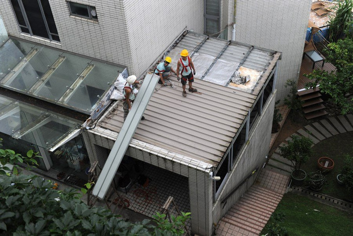 Mái tôn được lột ra Mái tôn được lột ra