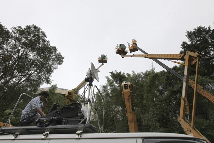 Với mái tum khung nhôm cửa kính trên nóc, lực lượng này phải sử dụng 3 chiếc cần cẩu tiếp cận Với mái tum khung nhôm cửa kính trên nóc, lực lượng này phải sử dụng 3 chiếc cần cẩu tiếp cận
