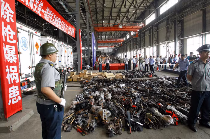 Cảnh sát Trung Quốc bảo vệ địa điểm tiêu hủy súng ống, đao kiếm Cảnh sát Trung Quốc bảo vệ địa điểm tiêu hủy súng ống, đao kiếm