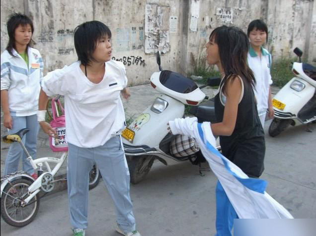 Nữ sinh lao vào bạn như lao vào kẻ thù Nữ sinh lao vào bạn như lao vào kẻ thù