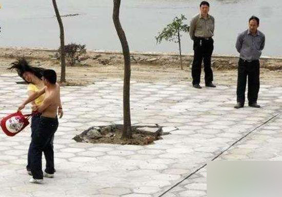 Chỉ chắp tay đứng nhìn Chỉ chắp tay đứng nhìn