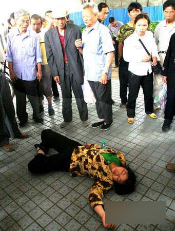 Thấy người gặp nạn chỉ đứng xem rồi bàn tán, không một ai ra tay trợ giúp Thấy người gặp nạn chỉ đứng xem rồi bàn tán, không một ai ra tay trợ giúp