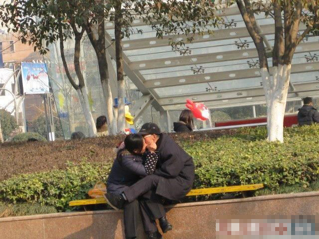 Ân ái riêng tư giữa thanh thiên bạch nhật khi tuổi đã không còn "xì - tin" Ân ái riêng tư giữa thanh thiên bạch nhật khi tuổi đã không còn "xì - tin"