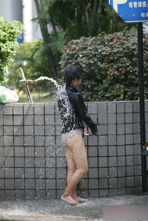 Tranh thủ tắm nơi vòi nước công cộng Tranh thủ tắm nơi vòi nước công cộng